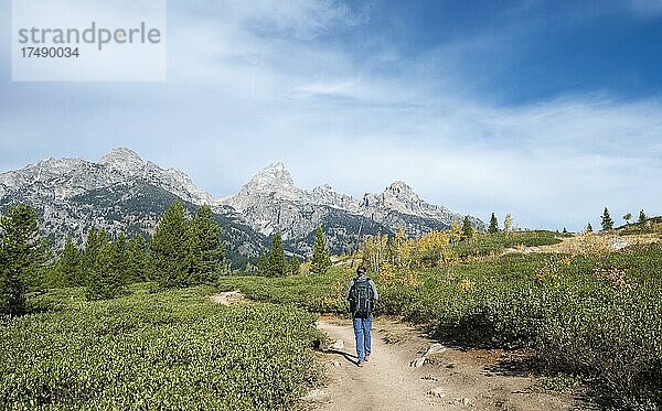 Junger Mann auf dem Wanderweg zum Taggart Lake  Blick auf den Teton Range Gebirgszug  Grand Teton National Park  Wyoming  USA  Nordamerika