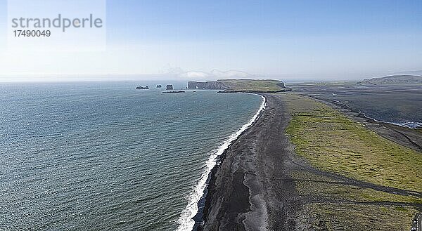 Blick über den Reynisfjara Strand  Schwarzer Sandstrand  Dyrhólaey  Südisland  Island  Europa