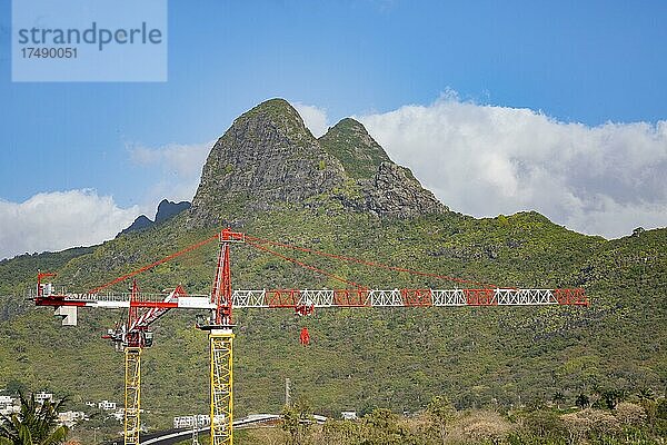 Brückenbau mit Kran in der Stadt Beau Bassin  im Westen der Tropeninsel Mauritius  Ostafrika