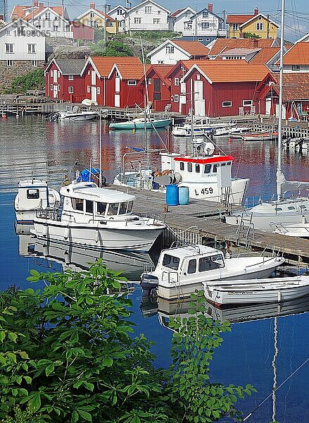 Boote und Bootshäuser  kleiner Hafen  Schäreninsel  Gullholmen  Bohuslän  Schweden  Europa
