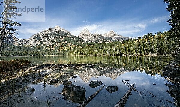 Spiegelung im Taggart Lake  Blick auf den Teton Range Gebirgszug  Gipfel Grand Teton und Teewinot Mountain  Herbst  Grand Teton National Park  Wyoming  USA  Nordamerika