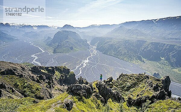 Wanderin fotografiert Landschaft  Berge und Gletscherfluss in einem Bergtal  wilde Natur  hinten Gletscher Mýrdalsjökull  Isländisches Hochland  Þórsmörk  Suðurland  Island  Europa