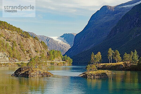 Kleine Felsinseln in einem glasklarem See  hohe Berge  Weg  Lovatnet  Loen  Nordfjord  Norwegen  Europa