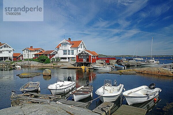 Boote in einem kleinen Hafen  Felsen  Hafen  Käringon  Västra Götalands  Schweden  Europa