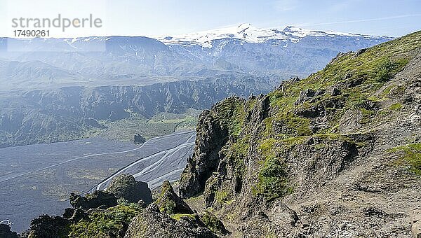 Panorama  Berge und Gletscherfluss in einem Bergtal  wilde Natur  hinten Gletscher Eyjafjallajökull  Isländisches Hochland  Þórsmörk  Suðurland  Island  Europa