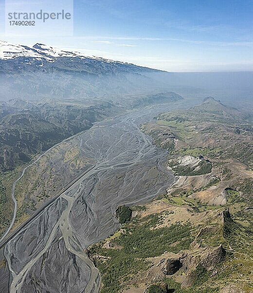 Gletscher Eyjafjallajökull  Luftaufnahme  Panorama  Berge und Gletscherfluss in einem Bergtal  wilde Natur  Isländisches Hochland  Þórsmörk  Suðurland  Island  Europa