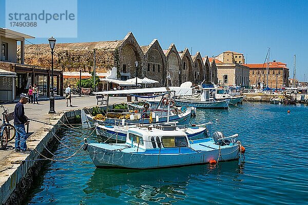 Panorama Hafenstadt Chaniamit mit alten Lagerhäusern  Kreta  Chania  Kreta  Griechenland  Europa