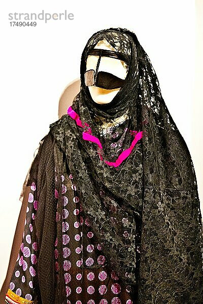 Frauen-Trachten mit Gesichtsmaske  Bait Al Zubair Museum  Muskat  Muscat  Oman  Asien