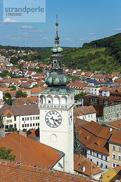 Blick vom Grenzturm des Schlosses auf die Altstadt mit St.-Wenzels Kirche  Mikulov  Nikolsburg  Bezirk Breclav  Region Jihomoravský  Südmähren  Tschechien  Europa