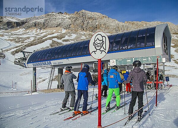 Schild: FFP2-Maskenpflicht  Talstation der Sonnenkar-Sesselbahn  Skigebiet Zugspitzplatt  Garmisch-Partenkirchen  Bayern  Deutschland  Europa