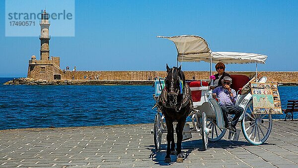 Panorama Hafenstadt Chania mit Touristen-Kutschen  Kreta  Chania  Kreta  Griechenland  Europa