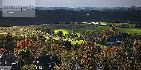 Aussicht vom Aussichtsturm auf der Karlshöhe Richtung Ehberg im Herbst  Halver  Sauerland  Nordrhein-Westfalen  Deutschland  Europa