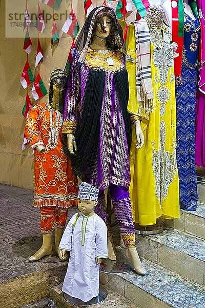 Traditionelle Gewänder im Souq  Muskat-Mutrah  Muscat  Oman  Asien