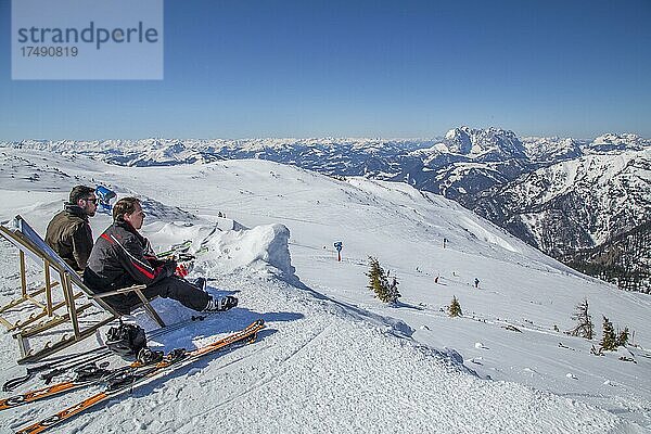 Skifahrer bei Pause im Liegestuhl  Skigebiet Steinplatte  Waidring  Tirol