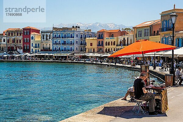 Cafees und Restaurants am Hafen  Hafenstadt Chania  Kreta  Chania  Kreta  Griechenland  Europa