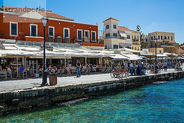 Cafees und Restaurants am Hafen  Hafenstadt Chania  Kreta  Chania  Kreta  Griechenland  Europa