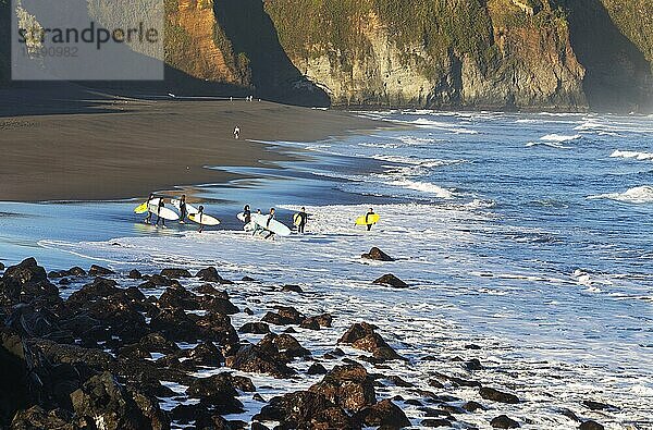 Surfer am Sandstrand Praia de Santa Barbara bei Ribeira Grande  Insel Sao Miguel  Azoren  Portugal  Europa