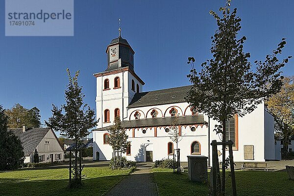 Jesus-Christus Kirche  spätromanische Emporenbasilika  Meinerzhagen  Sauerland  Nordrhein-Westfalen  Deutschland  Europa