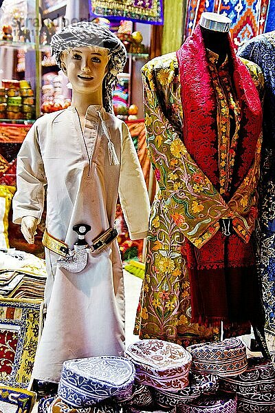 Traditionelle Gewänder mit Krummdolch  Khandjar  im Souq  Muskat-Mutrah  Muscat  Oman  Asien