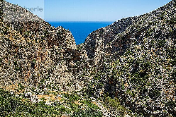 Wanderung zur Bärenhöhle mit Blick auf das Mittelmeer  Kreta  Akrotiri-Halbinsel  Kreta  Griechenland  Europa