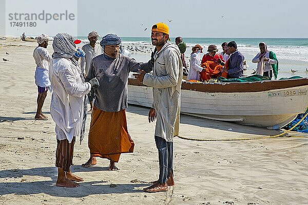 Fischer holen Netze am Strand ein  Salalah  Salalah  Dhofar  Oman  Asien