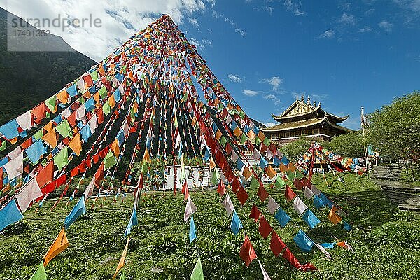Tibetischer Buddhismus  Gebetsfahnen an einem tibetischen Kloster im Naturpreserve Mount Siguniang  Rilong  autonome tibetische Präfekturen Ngawa  Sichuan  China  Asien