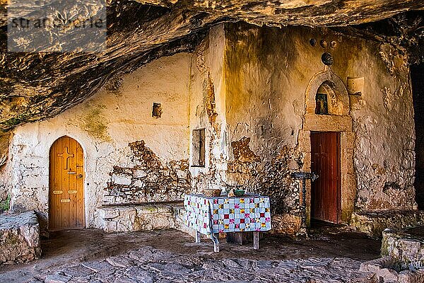 Panagia Arkoúdiotisa  Bärenhöhle mit Sintersaeulen mit kleiner Kapelle  Kreta  Akrotiri-Halbinsel  Kreta  Griechenland  Europa