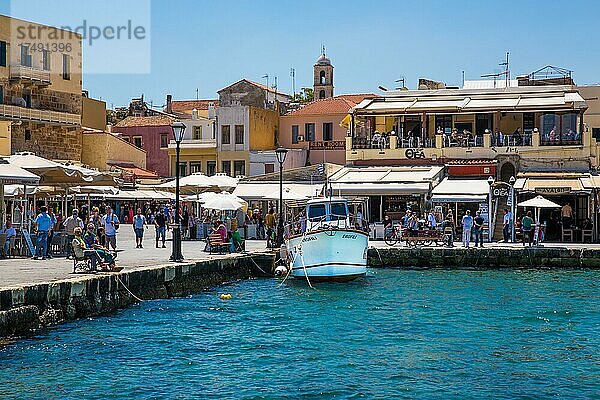 Cafees und Restaurants am Hafen  Hafenstadt Chania  Kreta  Chania  Kreta  Griechenland  Europa