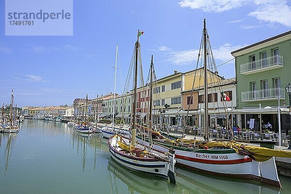 Alte Segelschiffe im von Leonardo da Vinci geplanten Hafen von  Cesenatico  Provinz Forlì-Cesena  Italien  Europa