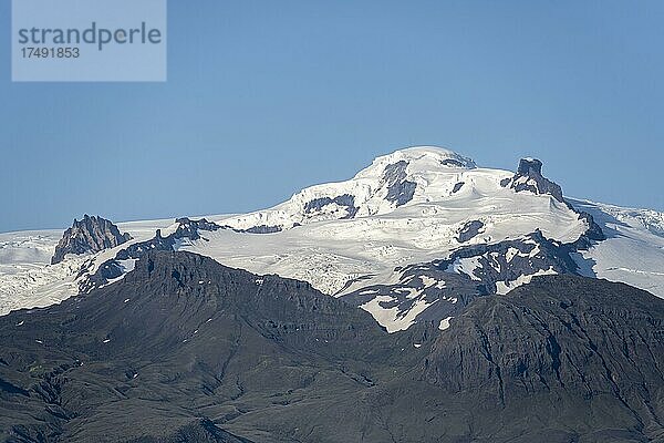 Blick auf Gletscherzungen und Berge  Gletscherzungen am Vatnajökull Gletscher  Berg Kristínartindar  Vatnajökull-Nationalpark  Austurland  Island  Europa