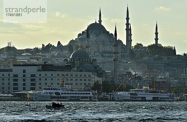 Blick über das Goldene Horn auf die Moschee Hagia Sophia  Schiffe auf dem Goldenen Horn  Istanbul  Türkei  Asien