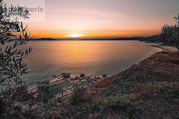 Sonnenuntergang über dem Meer  Landschaftsaufnahme und Langzeitbelichtung am Strand  Ouranoupoli  Grichenland  Mittelmeer