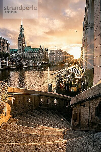 Blick über die Binnenalster am Abend  Langzeitbelichtung mit blick auf das Rathaus in den Sonnenuntergang von Hamburg  Deutschland  Europa