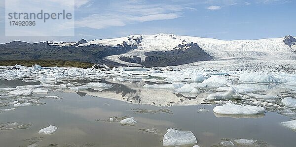 Eislagune Fjallsárlón  Eisschollen vor Gletscher Vatnajökull  Hornafjörður  Island  Europa