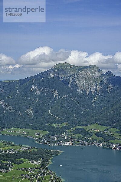 Blick auf den Wolfgangsee mit Ort St. Wolfgang und Schafberg  Wanderung zur Bleckwand  Strobl  Salzburg  Österreich  Europa