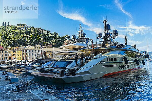 Luxus Yachten ankern im Hafen von Portofino  Portofino  Ligurien  Italien  Europa