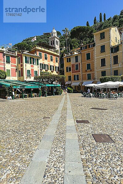 Pastellfarbene Häuserfassaden am Hafen von Portofino  dahinter die Kirche San Martino  Portofino  Ligurien  Italien  Europa