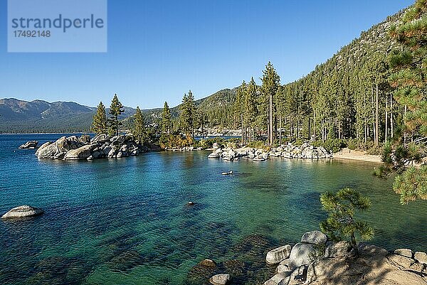 Bucht am See Lake Tahoe mit runden Steinen im Wasser  Sand Harbor Beach  im Herbst  Sand Harbor State Park  Ufer  Kalifornien  USA  Nordamerika