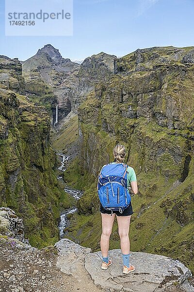 Wanderin vor Berglandschaft mit Schlucht  Fluss im Múlagljúfur Canyon  Sudurland  Island  Europa