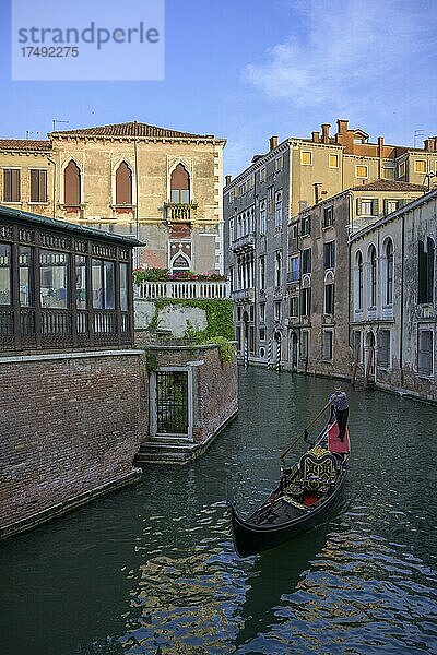 Gondel in einem kleinen Kanal und Abendlicht auf den Häusern  Venedig  Provinz Venedig  Italien  Europa