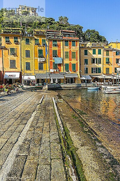 Pastellfarbene Häuserfassaden am Hafen von Portofino  Portofino  Ligurien  Italien  Europa
