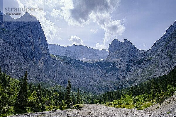 Höllentalanger mit Riffelköpfe  bei der Höllentalangerhütte  Zugspitzgebiet  bei Garmisch-Partenkirchen  Werdenfelser Land  Oberbayern  Bayern  Deutschland  Europa