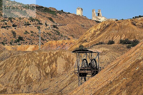 Förderturm in Grube mit Rädern aus Metall  Mazarron  Murcia  Spanien  Europa