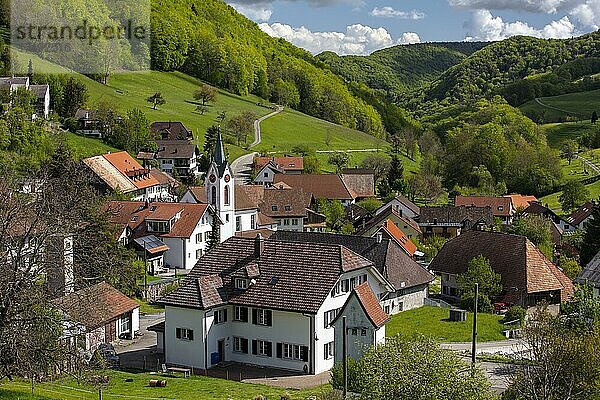 Dorfansicht mit Kirche und Gemeindehaus  Wisen  Solothurn  Schweiz  Europa