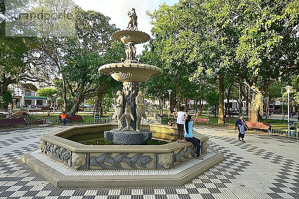 Brunnen auf der Plaza Central  Trinidad  Departement Beni  Bolivien  Südamerika