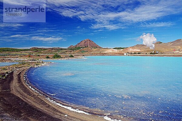 Geothermaler See und Dampf eines Kieselgurwerkes  Vulkan  Myvatn  Island  Europa