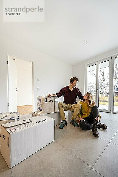 Junges Paar zieht in eine leere Wohnung ein  Wohnungsumzug  Deutschland  Europa