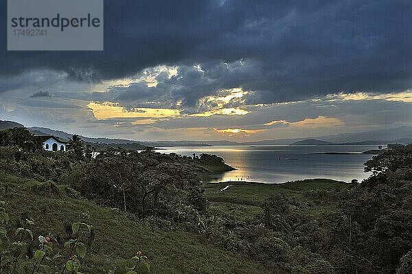 Sonnenuntergang am Arenal-See  Provinz Alajuela  Costa Rica  Mittelamerika