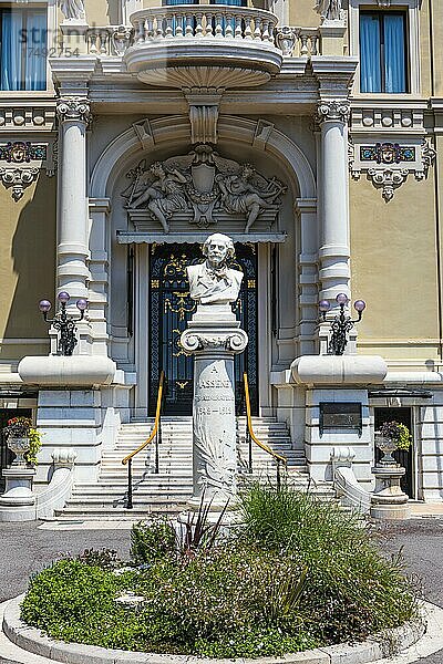 Marmor- Statue Jules Emile Frederic Massenet am Eingang des Opernhaus in Monte-Carlo  Monte-Carlo  Provence-Alpes-Cote dAzur  Südfrankreich
