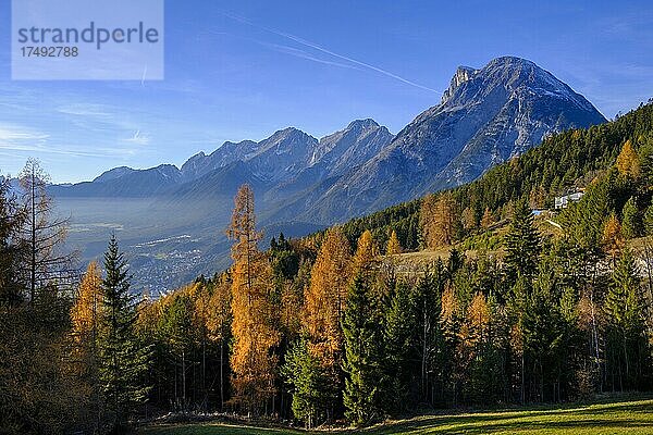 Aussicht auf das Inntal  von der Friedensglocke  rechts Hohe Munde  Mösern bei Seefeld  Tirol  Österreich  Europa